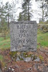 Brustein med innhugd tekst  Kjetså bru 1933 - 1969