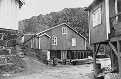 Bygninger i fiskeværet Nusfjord. Hjørnet av 2 bygninger i fo