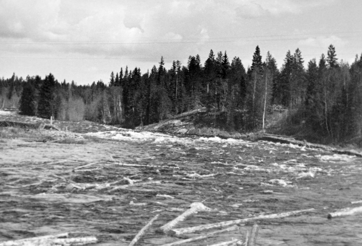 Kvernfallet i elva Søndre Osa, Åmot, Hedmark. Noe tømmer langs land