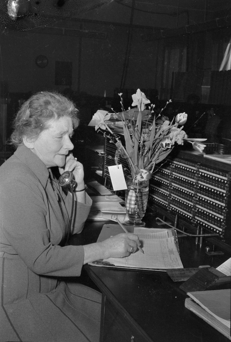 Avdelingssjef Astrid Hammer ved Rikstelefonen takker av etter 40 år