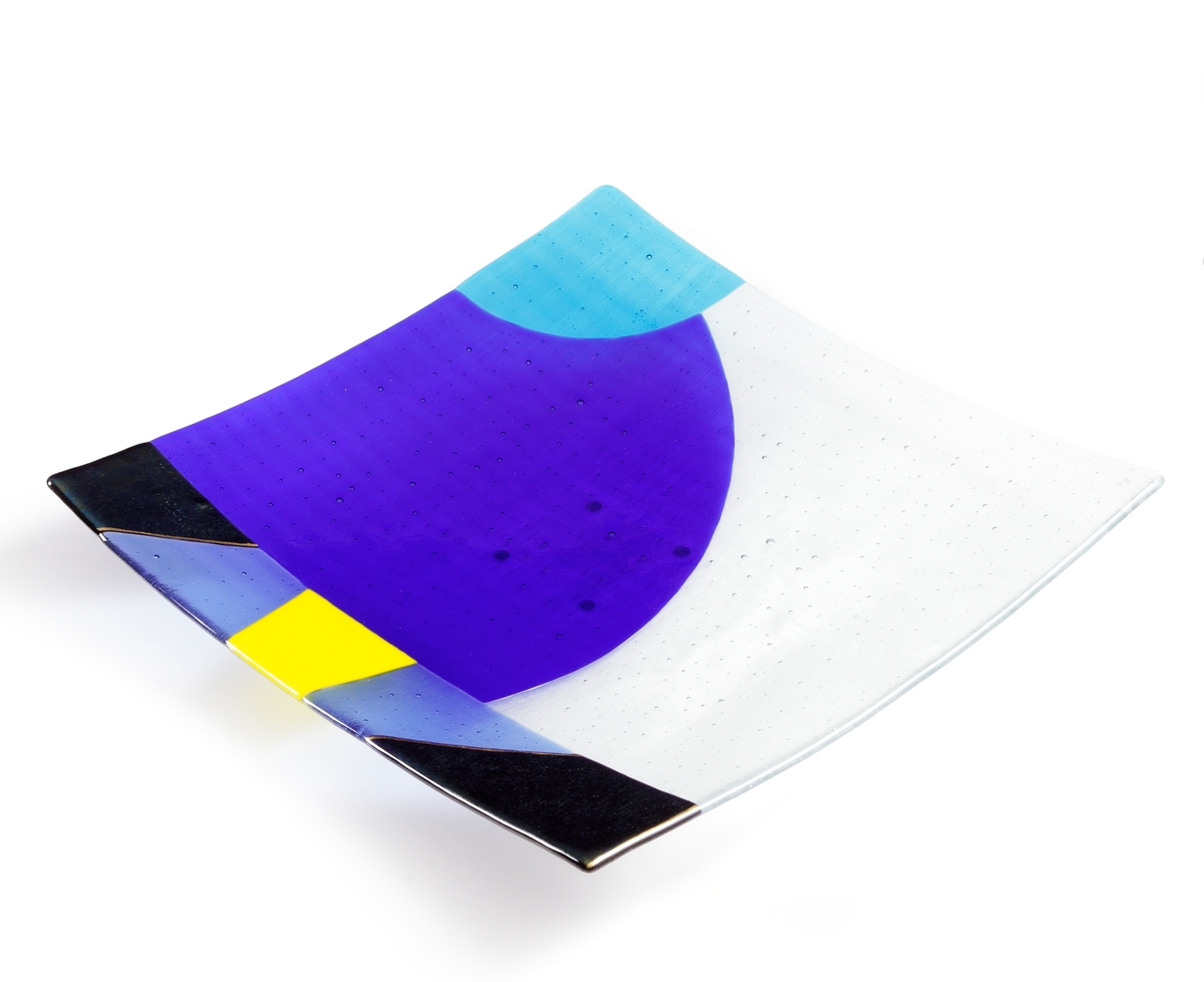 Titel: Mosaik
Form/färg: Fyrkantigt Klarglas, koboltblå, turkos, blå, gul, blåguld metallica.
Motiv: Olika färgade fält, luftbubblor.
kvalite: Halvkristall