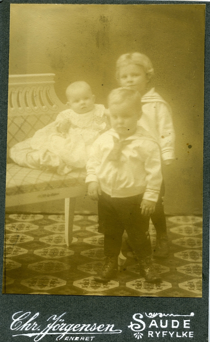 Atelierfoto av tre barn