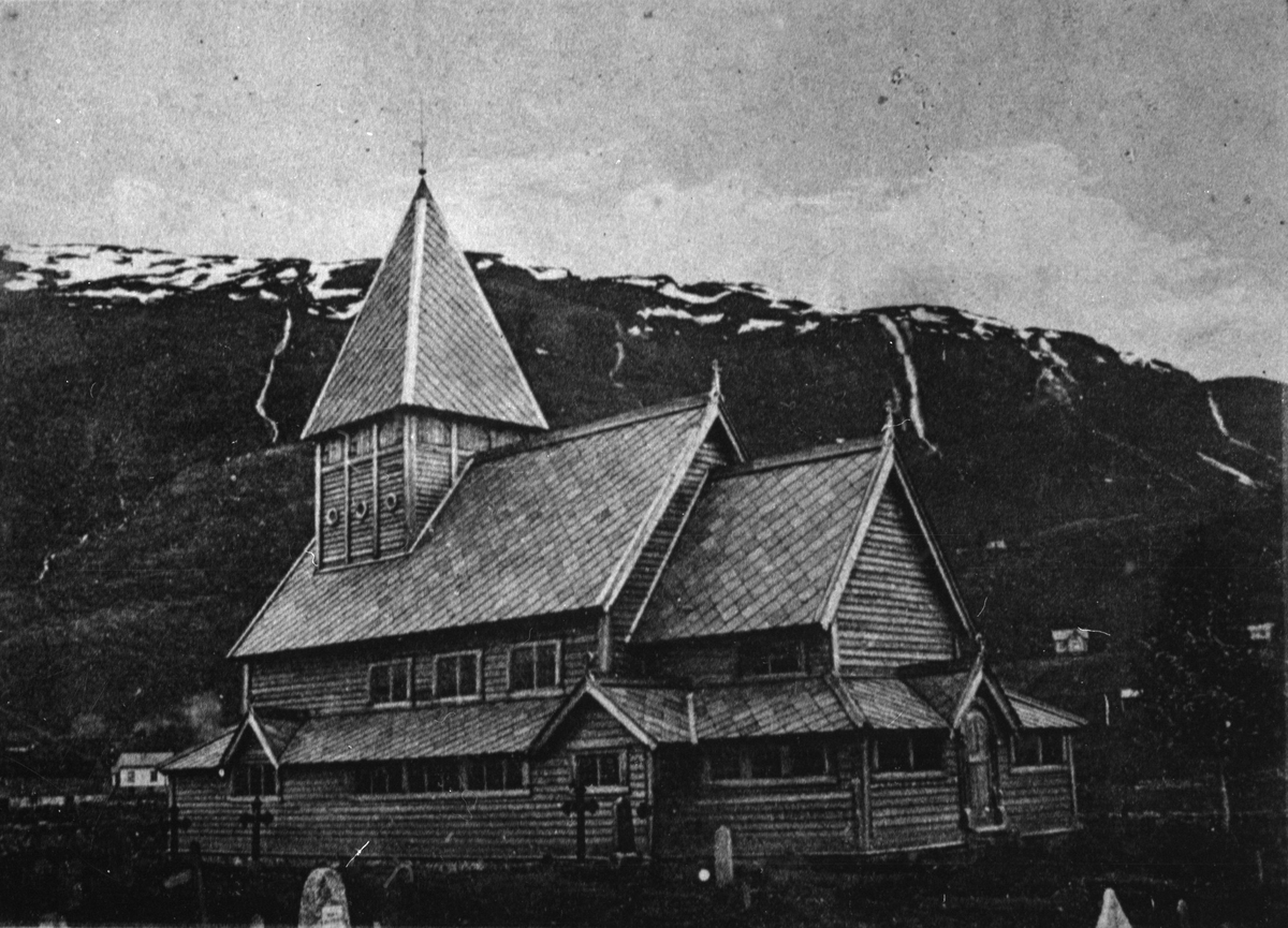 Postkort med bilete av Røldal stavkyrkje etter restaureringa, ca. 1920.