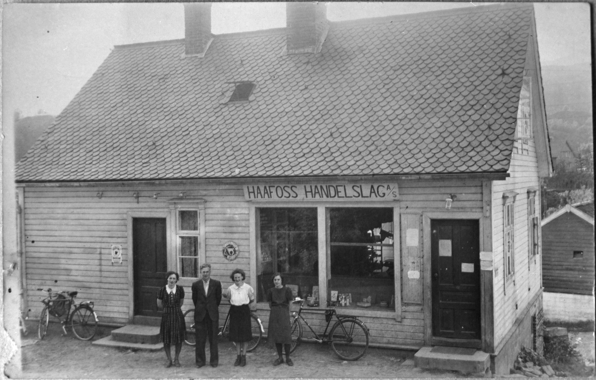 Utanfor forretningen Haafoss handelslag A/S i Etne, 1943. Frå venstre: butikkhjelpar Anna Mæhle, butikksjef Arthur Torgersen, Valborg Torgersen (f. Rygg, gift med Arthur) og butikkhjelpar Klara Veivåg.