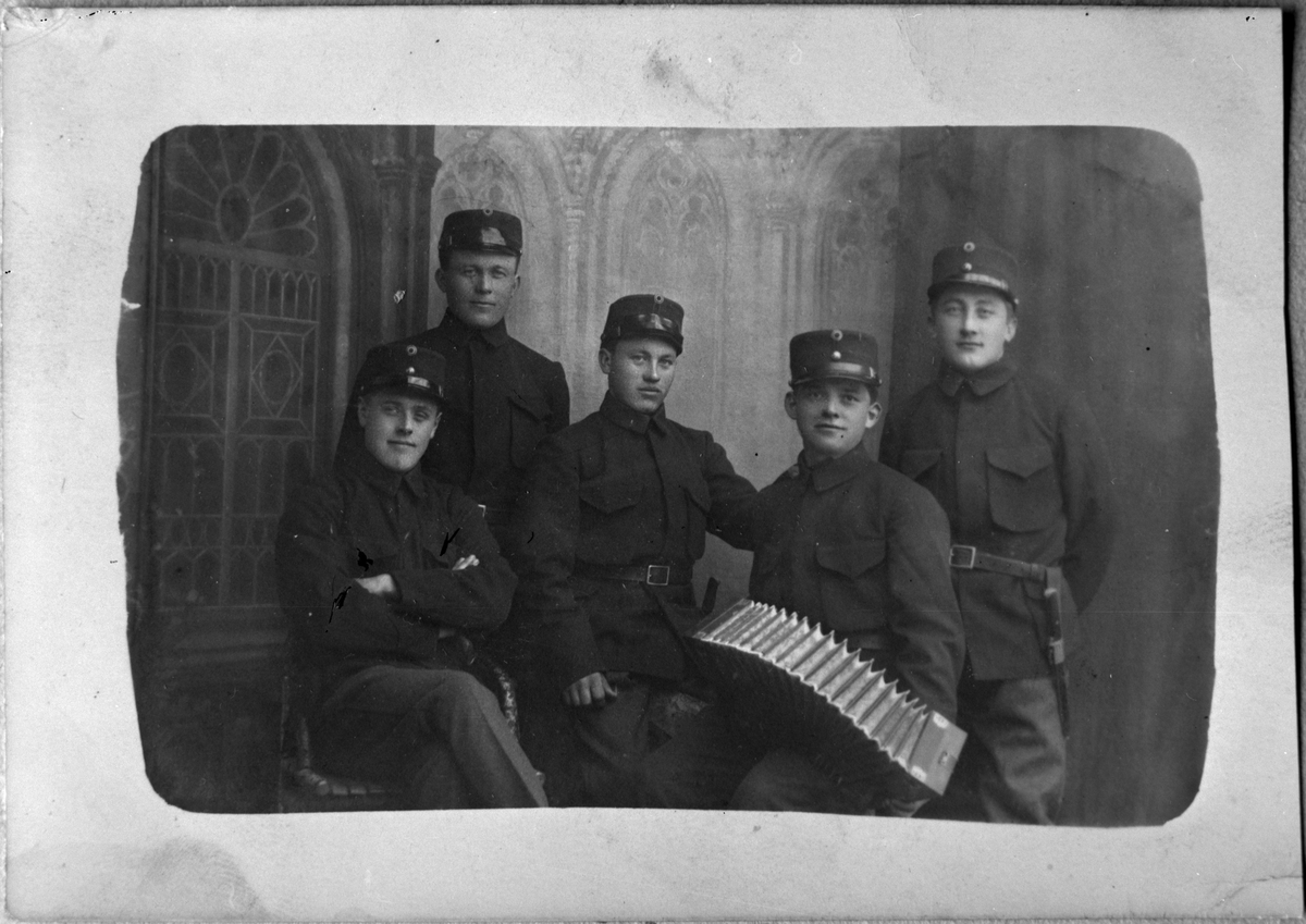 Militærrekruttar, ca. 1920. Frå venstre: Teodor Rødne, Gustav Rødne, Sigurd Stene, Emil Lien og ukjend.