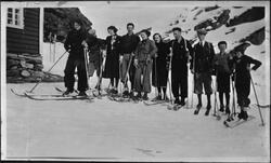 Ungdom på skitur i Staurskar i Etnefjella, 1933. Frå venstre