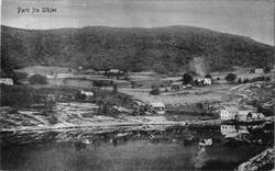 Landskap frå Utbjoa, 1910. Til høgre i biletet er den gamle 