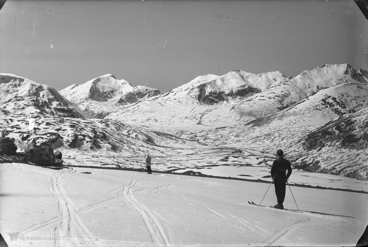 Frå Raudheia mot vestover mot Langdalen. Åndalsetra bak mannen. Kaldbakken/Urfjellet i venstre del av bildet.