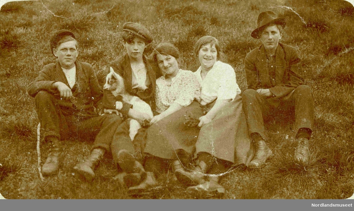 5 ungdommer fra Marhaug og et kje. Gutten som holder kjeet er Helge Marhaug (f. 1904).