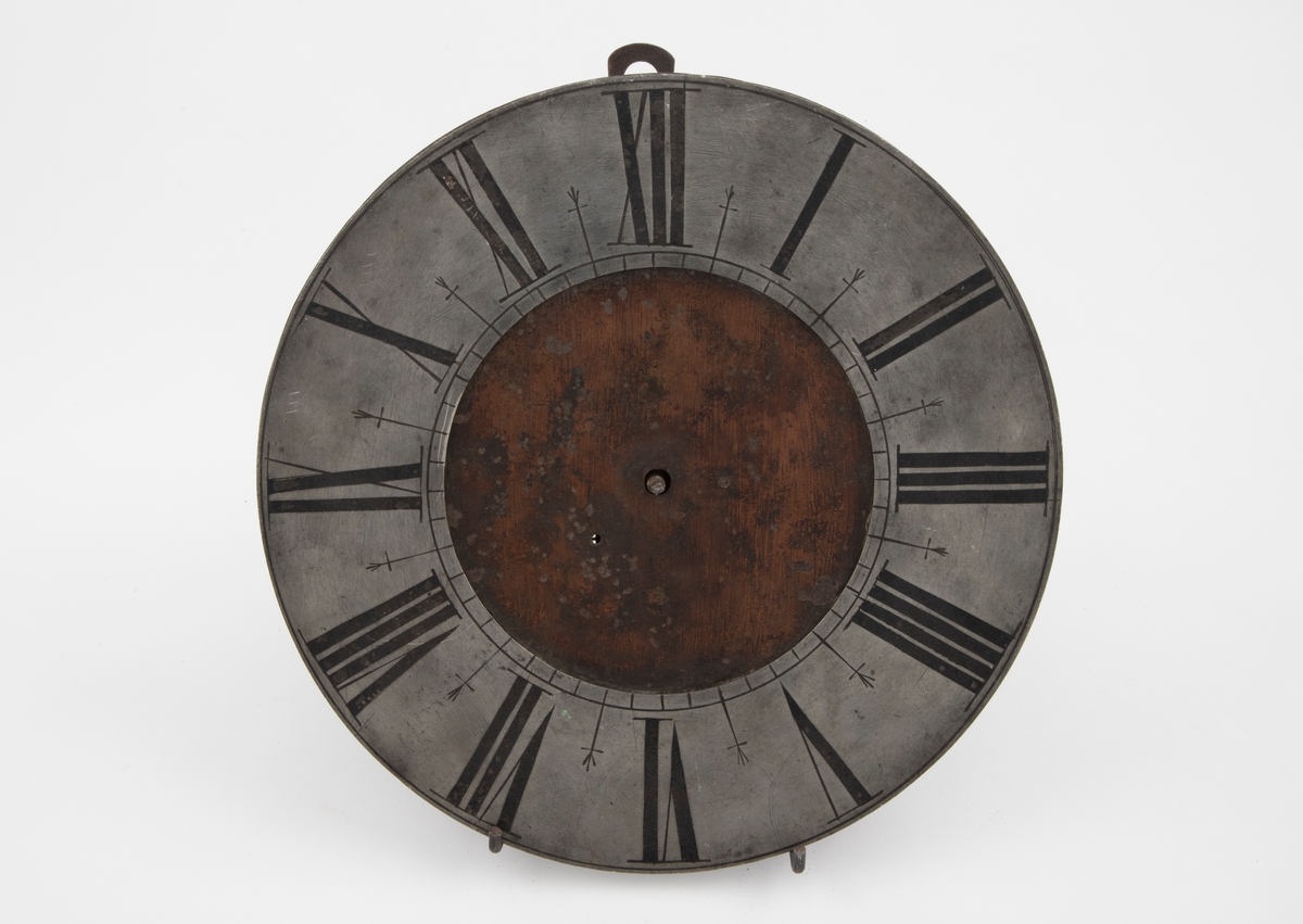 Uret består av en metallskive med romerske tall og pendelverk på baksiden. Visere og pendler mangler. Pendelverket har spindelgang og kjettingopptrekning.