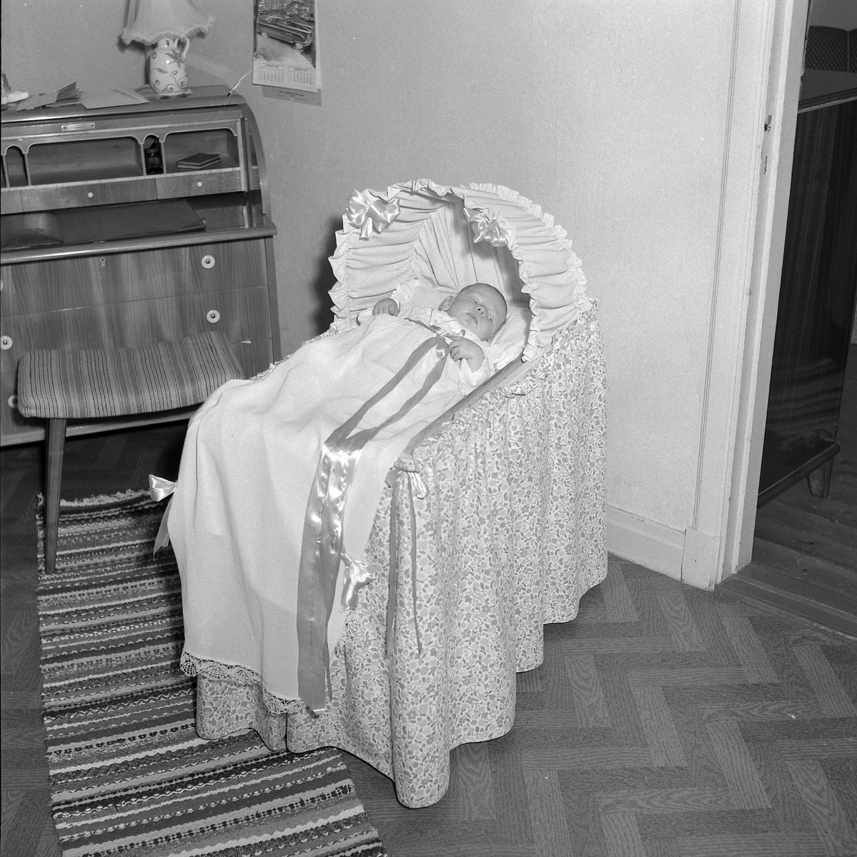 Barn i dopklänning, sängen. Febr 1953