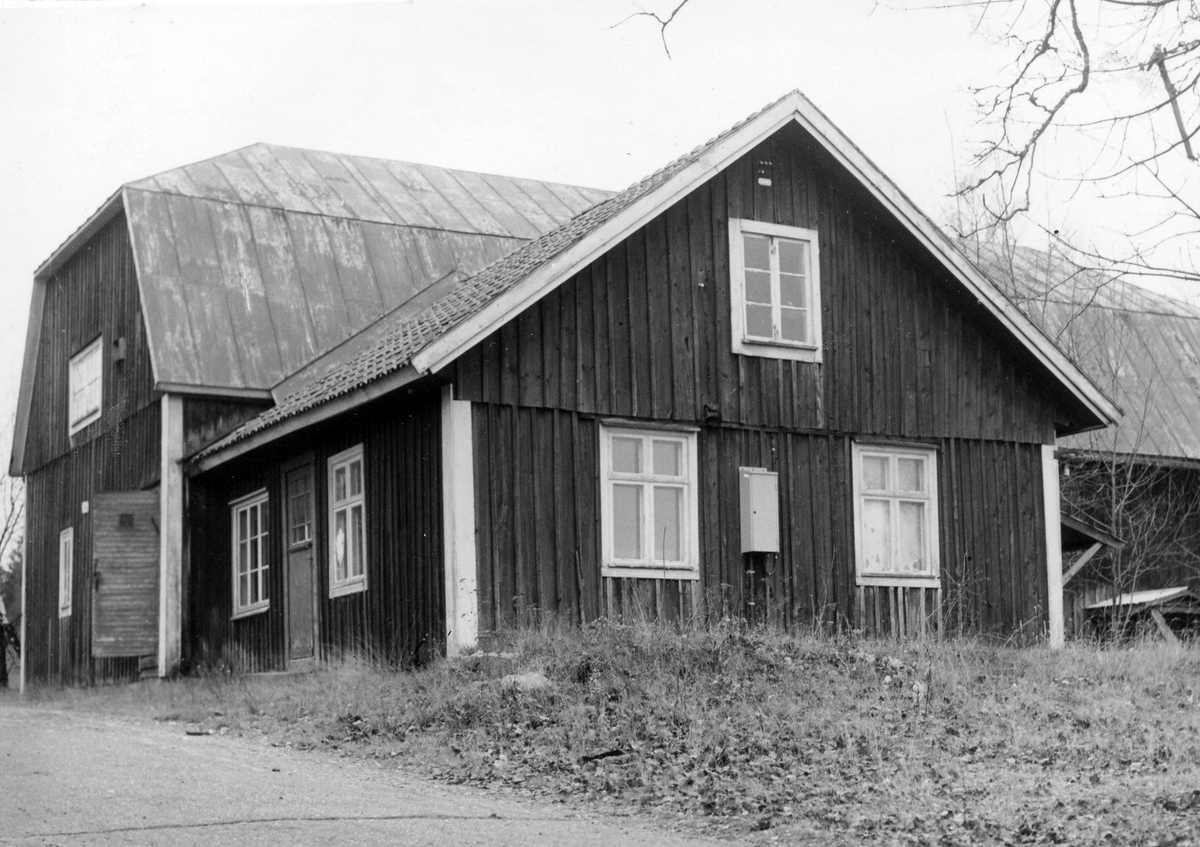 Södra Unnaryds sn.
Foto 1 Folkets hus med entrén till höger. 
Närmast på bilden ses två trotjänare i Folkets hus, Gustav Ström och Arvid Söder.
Foto 2, Med vaktmästarebostaden närmast.