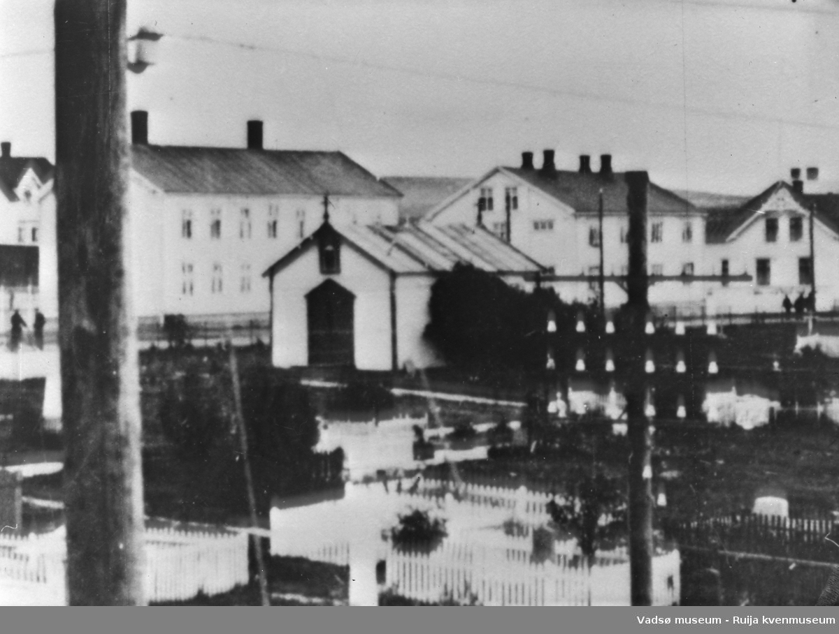 Vadsø sentrum med kirkegård og kapell før 1944.
