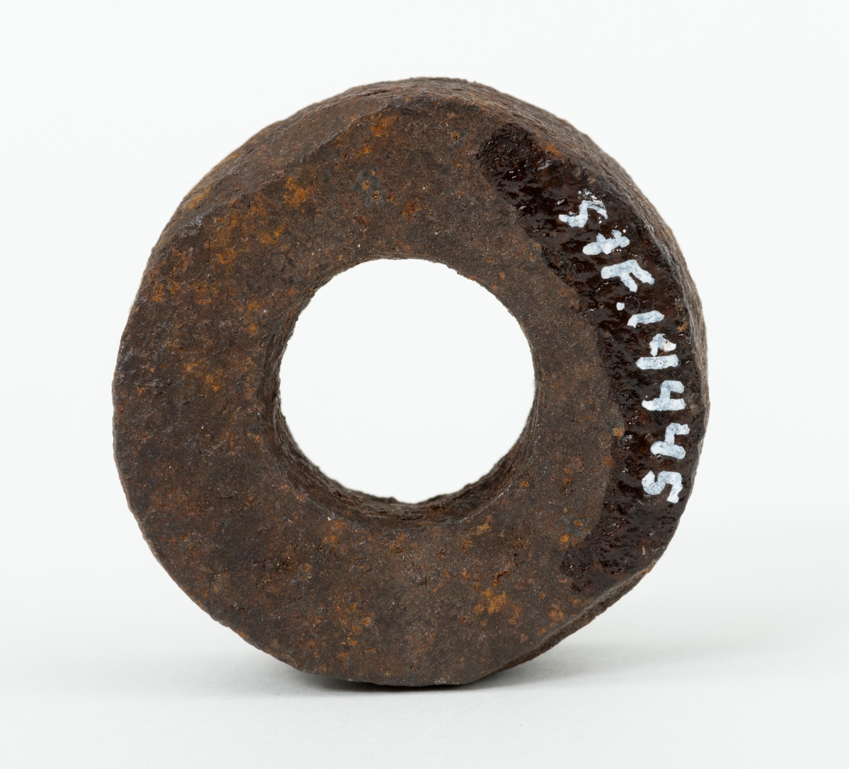 Skive – en jernring, brukt som mellomlegg ved et sammenføyingspunkt på et redskap eller en teknisk installasjon. Skiva eller ringen har en utvendig diameter på 4,2 centimeter. Den innvendige diameteren er 1,9 centimeter. Skiva er drøyt 1,5 centimeter tjukk. Den veier 116 gram.