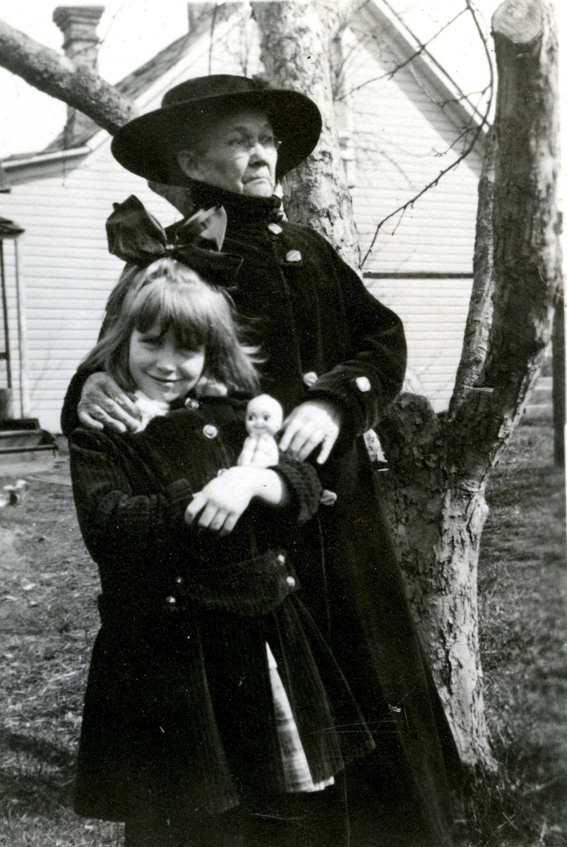 Kari Johannesdotter Ågetveit, fødd Krossmokåsa under Grave, med dotter