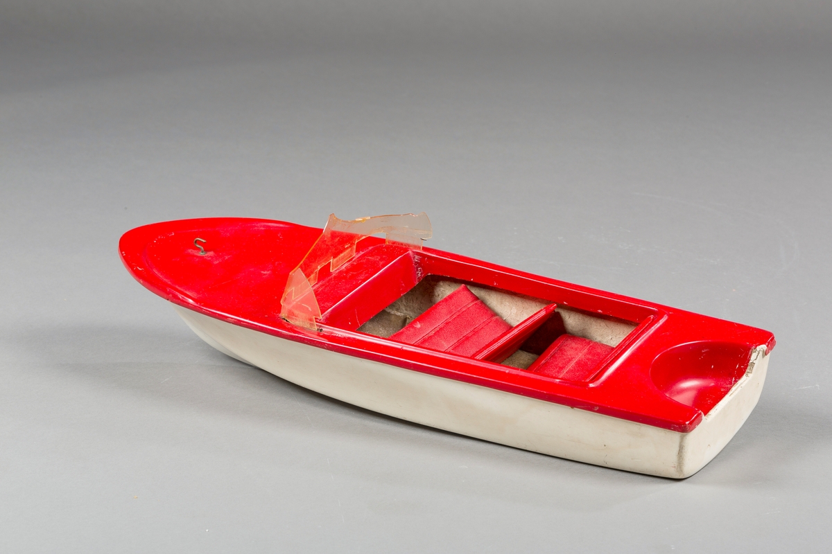 Modell av motorbåt med vindskjerm og to sitteplasser i rekke. Antagelig brukt som utstillingsobjekt for Ancas båtbyggeri.