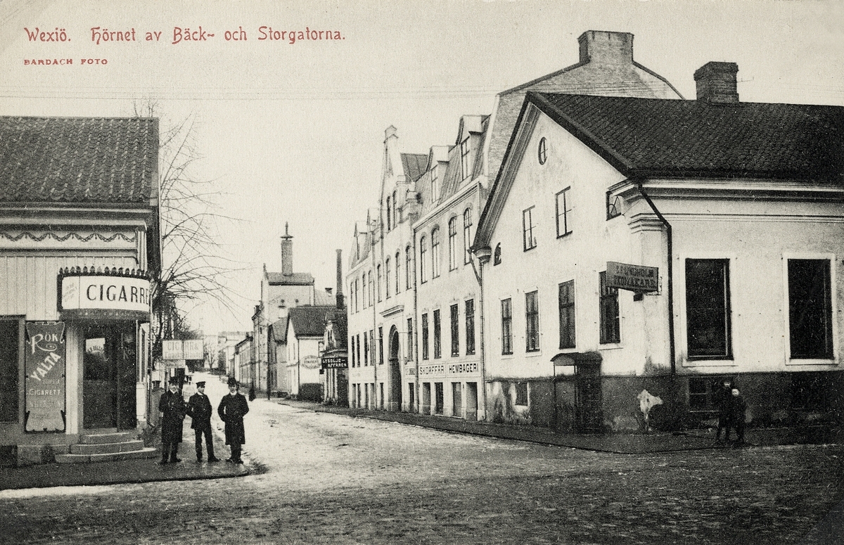 Hörnet Bäckgatan - Storgatan, Växjö, med vy mot norr. Till vänster kv. Nunnan och till höger syns kv. Klostret med Storgatan 18.
Tidigt 1900-tal.