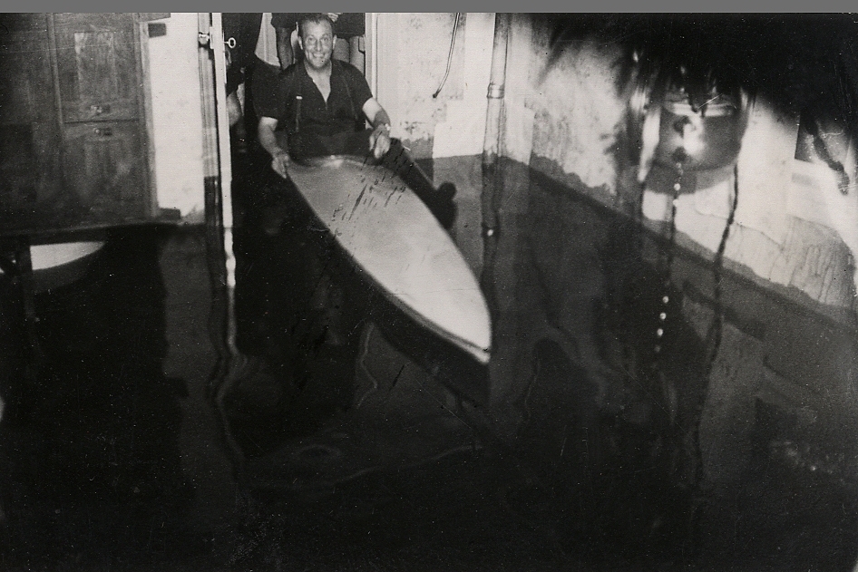 Översvämning på Liedbergsgatan, Växjö, 1940. Gustaf Granqvist i sitt översvämmade hem.