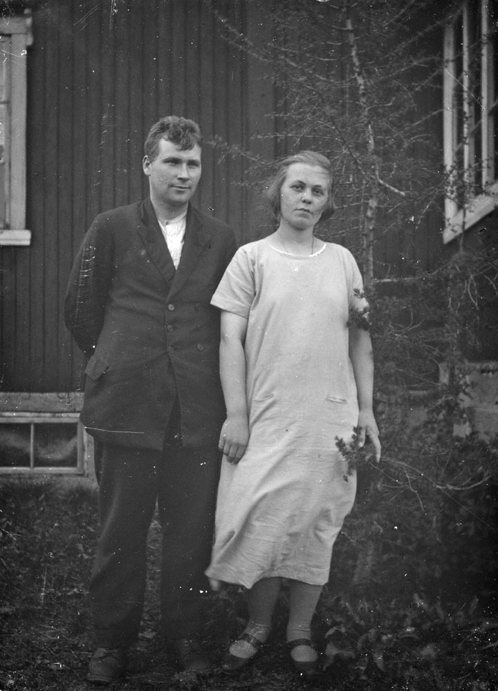 Leirfjord. Foto av to unge mennesker. F.v.: Leif Myrvang med ukjent dame.