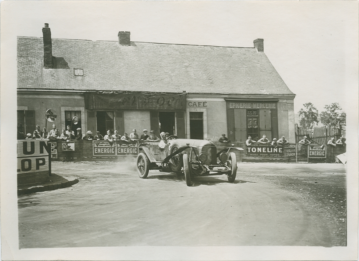 Franc Clement och John Duff deltog med Duffs Bentley 3 L i första Le Mans-loppet 1923 och vann tävlingen 1924.
Påskrift, baksida: "La Bentley de Duff Clement".
Fotografi från John Neréns motorhistoriska samling.