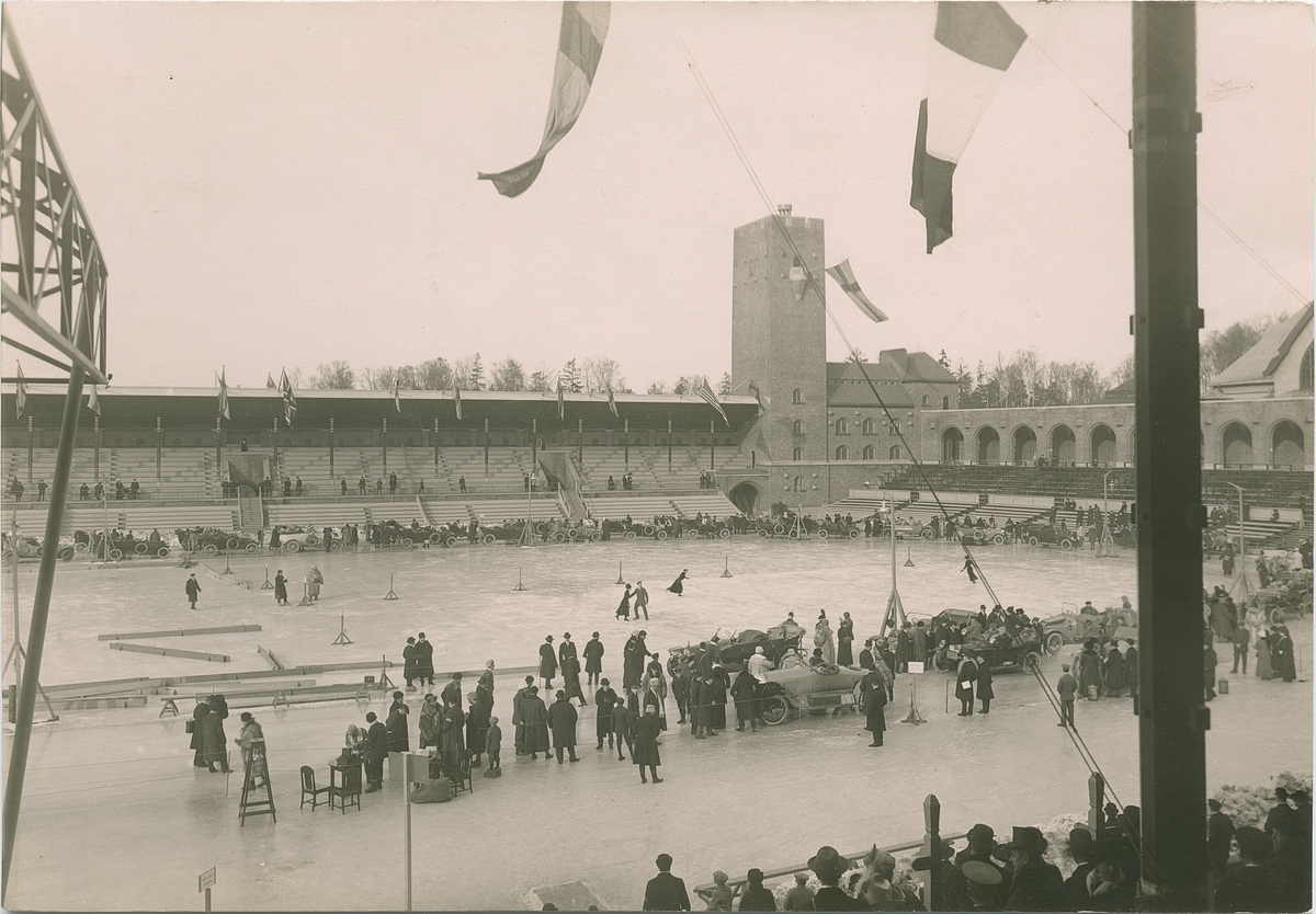 Biltävling vid Stadion i Stockholm.
Fotografi från John Neréns motorhistoriska samling.