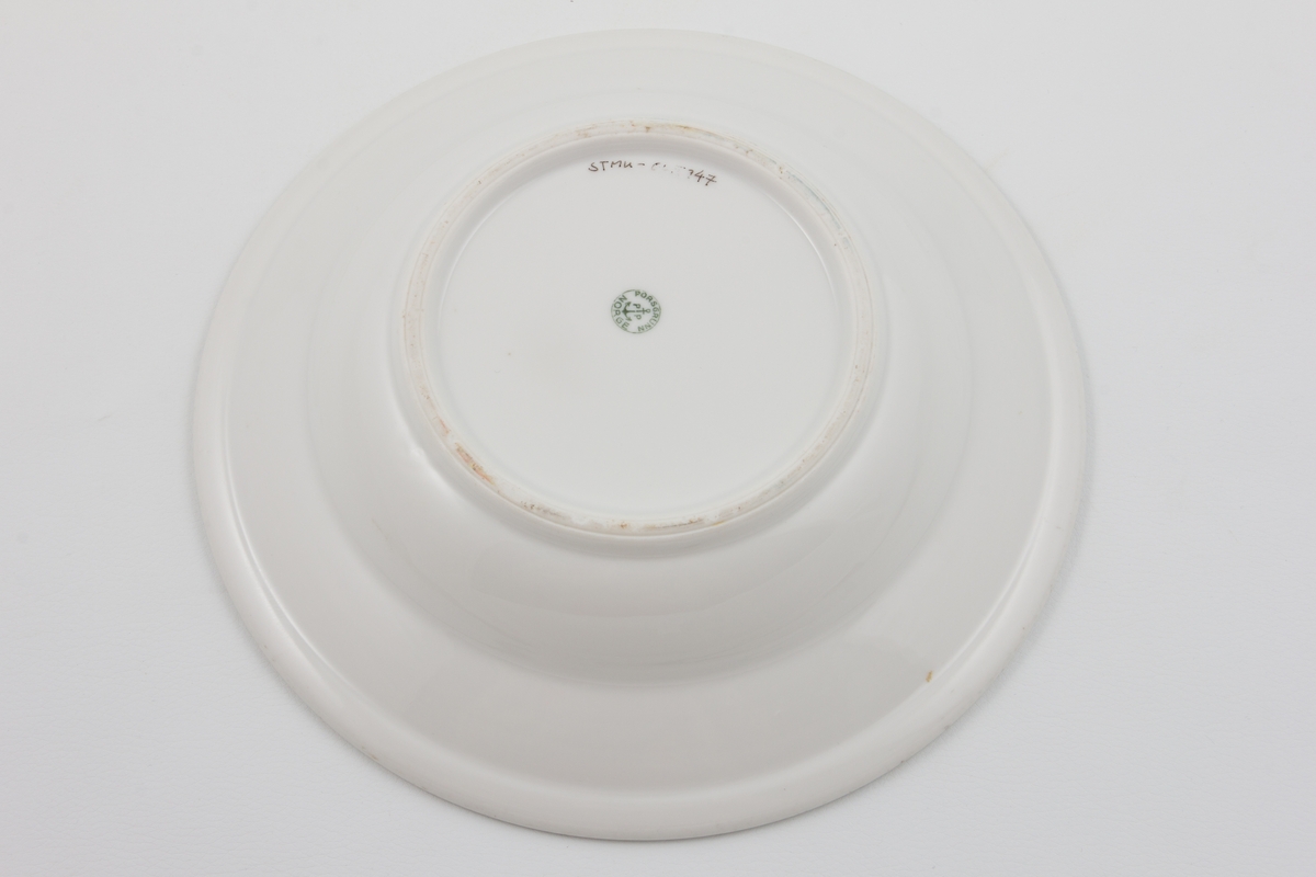 Middagstallerken, dyp uten dekor produsert av Porsgrunn Porselensfabrikk.