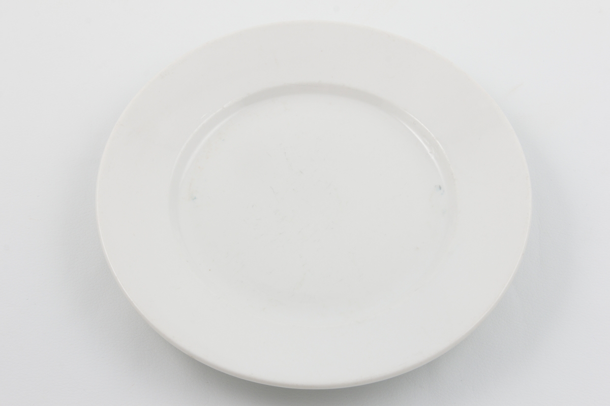 Middagstallerken i glasert porselen med stempel av den tyske ørn, svastiska og M (Kriegsmariene)
