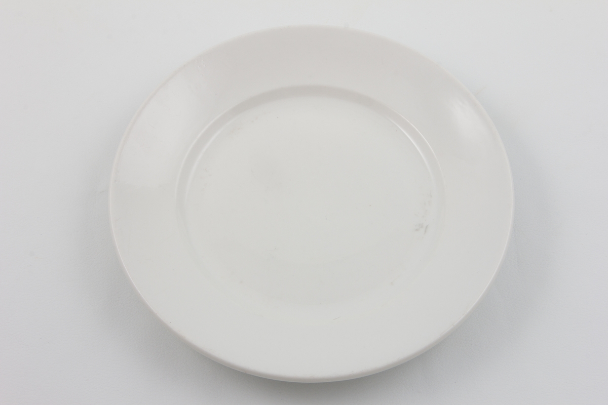 Middagstallerken i glasert porselen med stempel av den tyske ørn, svastiska og M (Kriegsmariene)