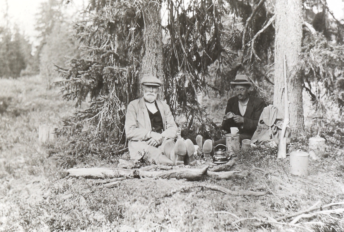 Fra venstre Nils Grorud f. 1856 og Anders Saga f. 1886 på kombinert jakt- og tyttebærtur.