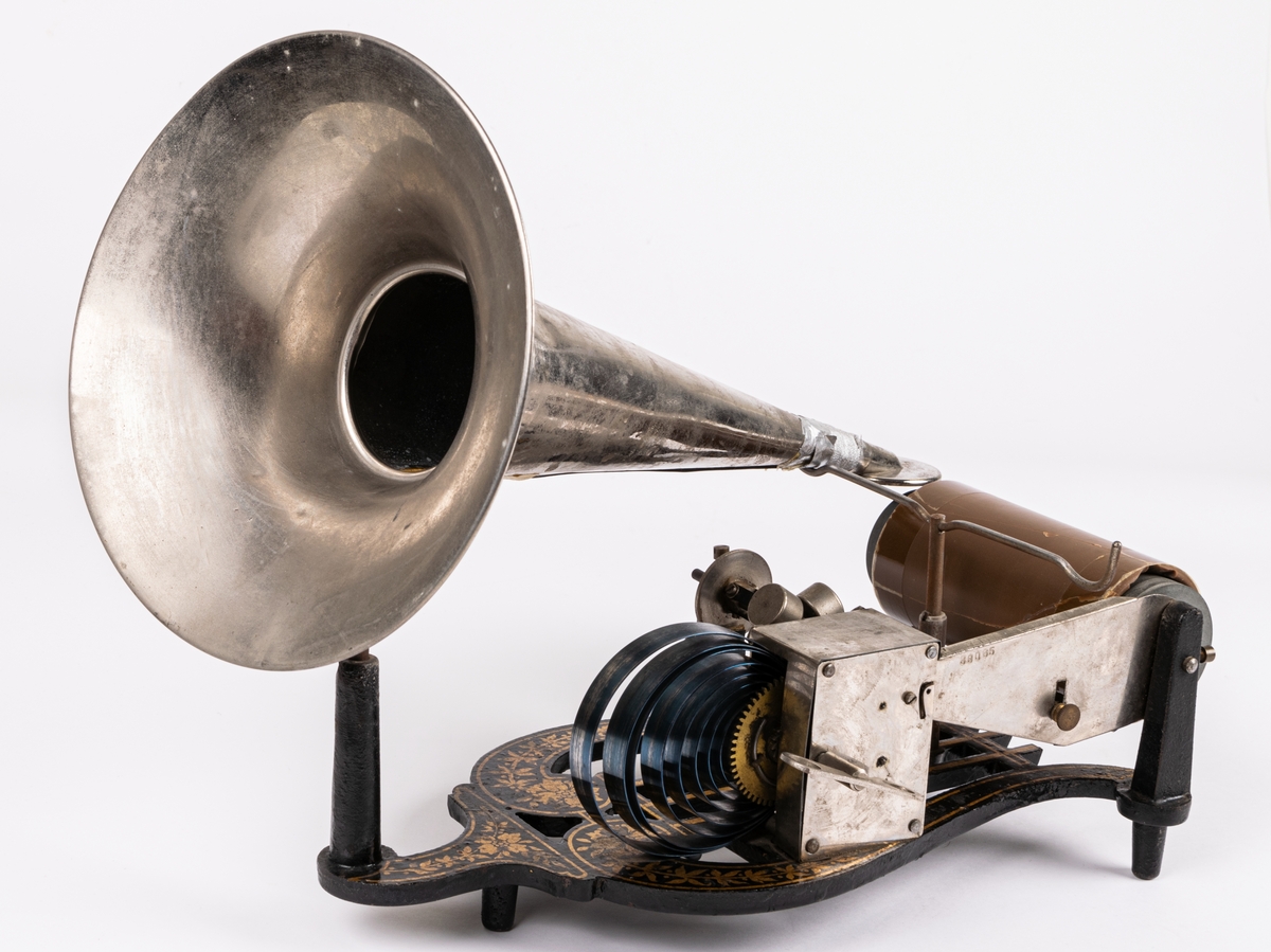 Grammofon/fonograf, på fot, med tillhörande 8 rullar, GM2960b, i form av lyra, skivan cylindrisk.