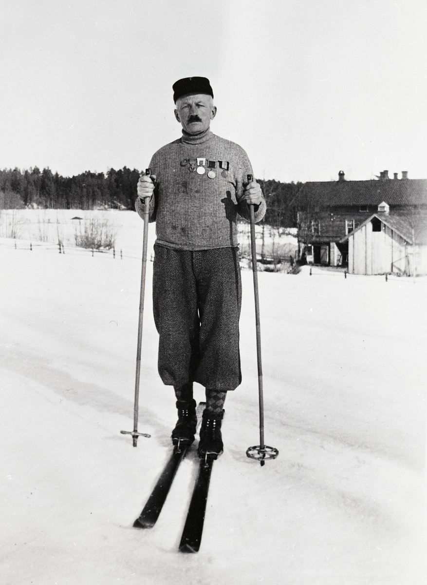Kittil Olavsson Eika på ski, heime på Eika