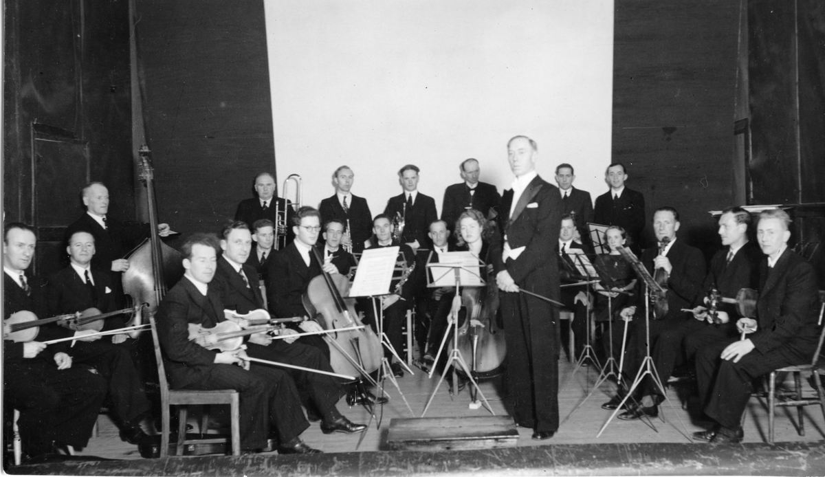 Egersund Amatørorkester. Orkesteret ble stiftet i februar 1942 og var enormt populære lyspunkt i den ellers så grå hverdagen. Dette bildet ble tatt i 1945.