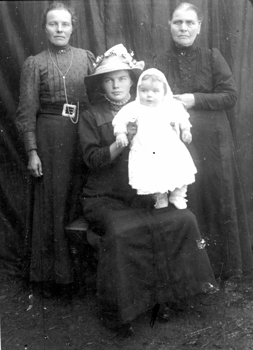 Portrett av fire generasjoner fra Dyrøy. 1916.