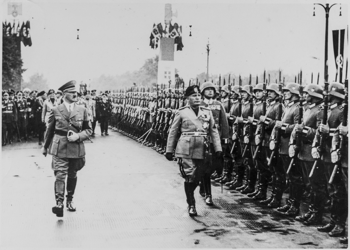 Hitler og Mussolini på parade i Berlin