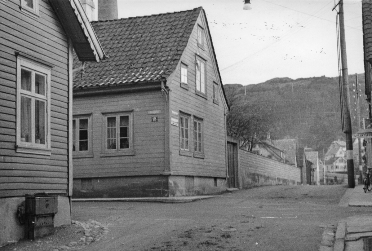 Bjorheims hus på hjørnet mellom Elvegaten og Bøckmannsgaten, januar 1944.