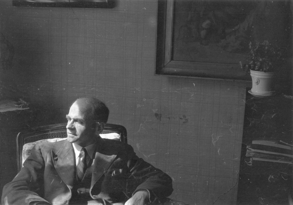 Osvald Nilsen i Dr. Randlevs stue i Årstadgaten 11. mai 1945.