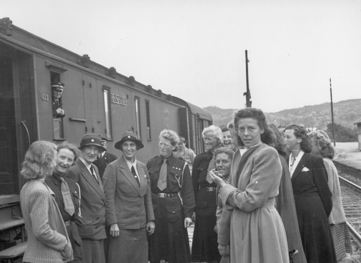 Jernbanestasjonen, 4. september 1945. Speidere fra Egersund hilser på Olave Baden-Powell som er på reise til Stavanger sammen med engelsk speiderleder.