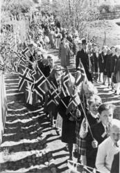 Barnetoget i Damsgårdsgaten passerer sykehuset, 17. mai 1946
