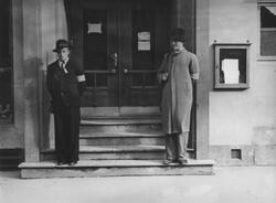 Vakt ved postkontoret i Storgaten, 8-9 mai 1945.