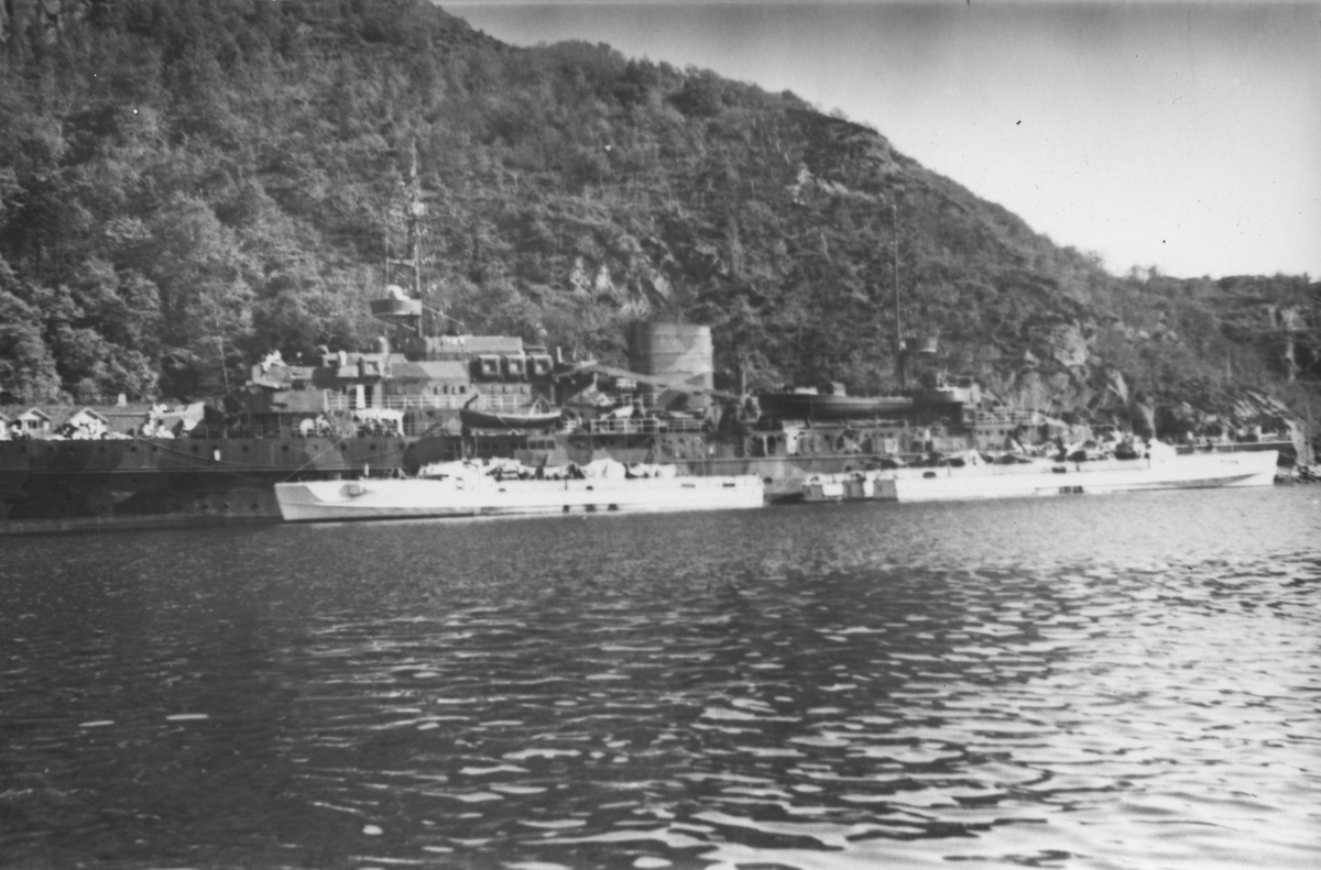Det tyske moderskipet "Adolf Lüderitz" med motortorpedobåter ved Dampskipskaien, 8. mai 1945.