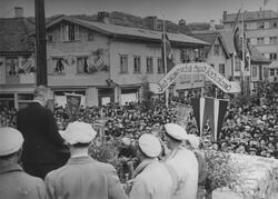 Adolf B. Albrethsen holder tale på Torget, 17. mai 1945.