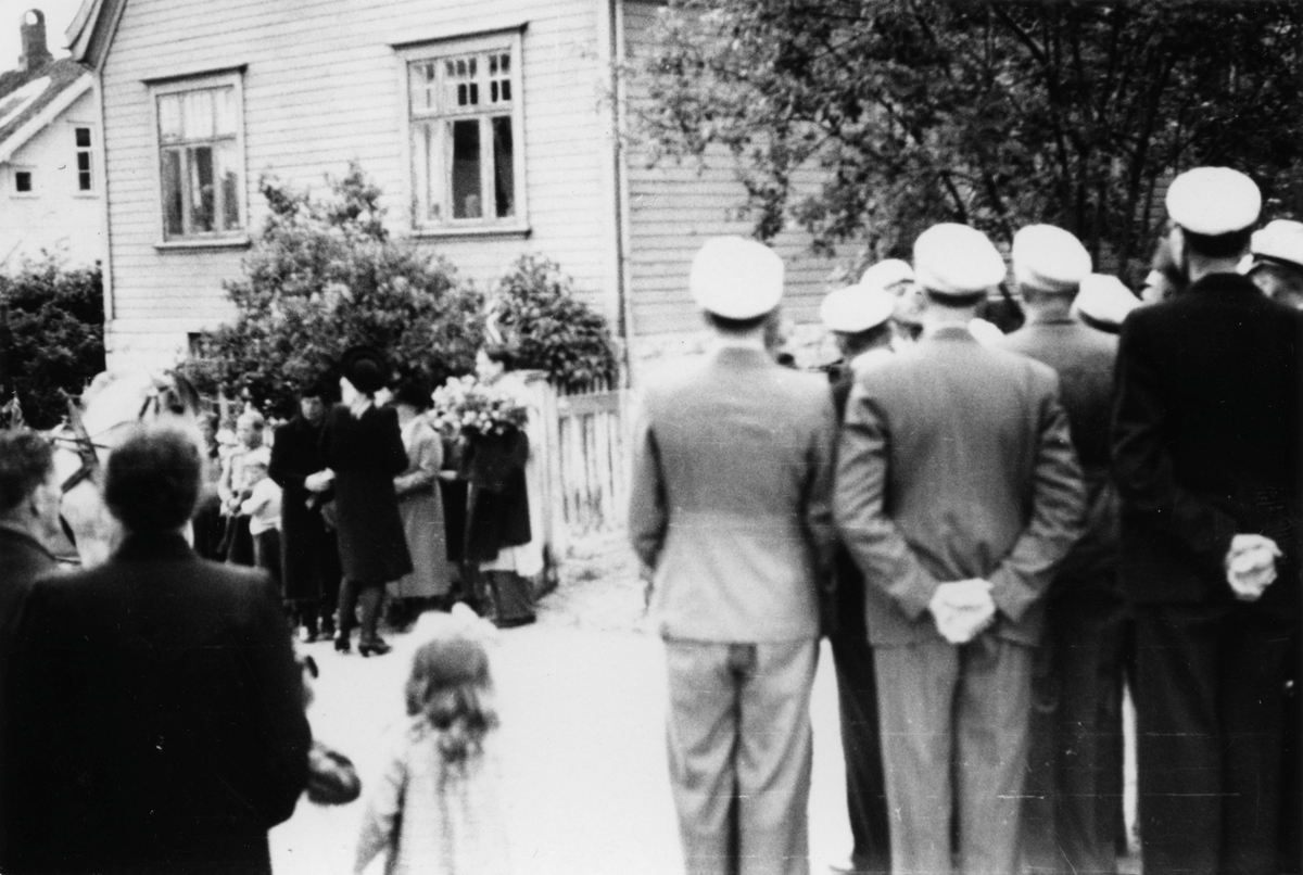 Ved Presteboligen i Damsgårdsgaten 8, 28. mai 1945. Sognekoret "Ljøm", (dirigent: Kr. Flem) synger for hjemvendt fange.