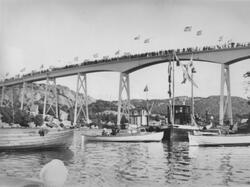 Åpningen av Eigerøybroen, 20. august 1951. I midtspennet: Ei