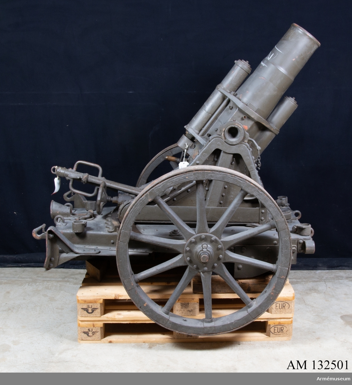 Märkt "SMF nr 3023 1918".
Tysk så kallad "17 cm mittlerer Minenwerfer" (17 cm mMW). Detta exemplar har ett långt eldrör vilket visar att det är en nyare modell kallad n/A (neue Art).