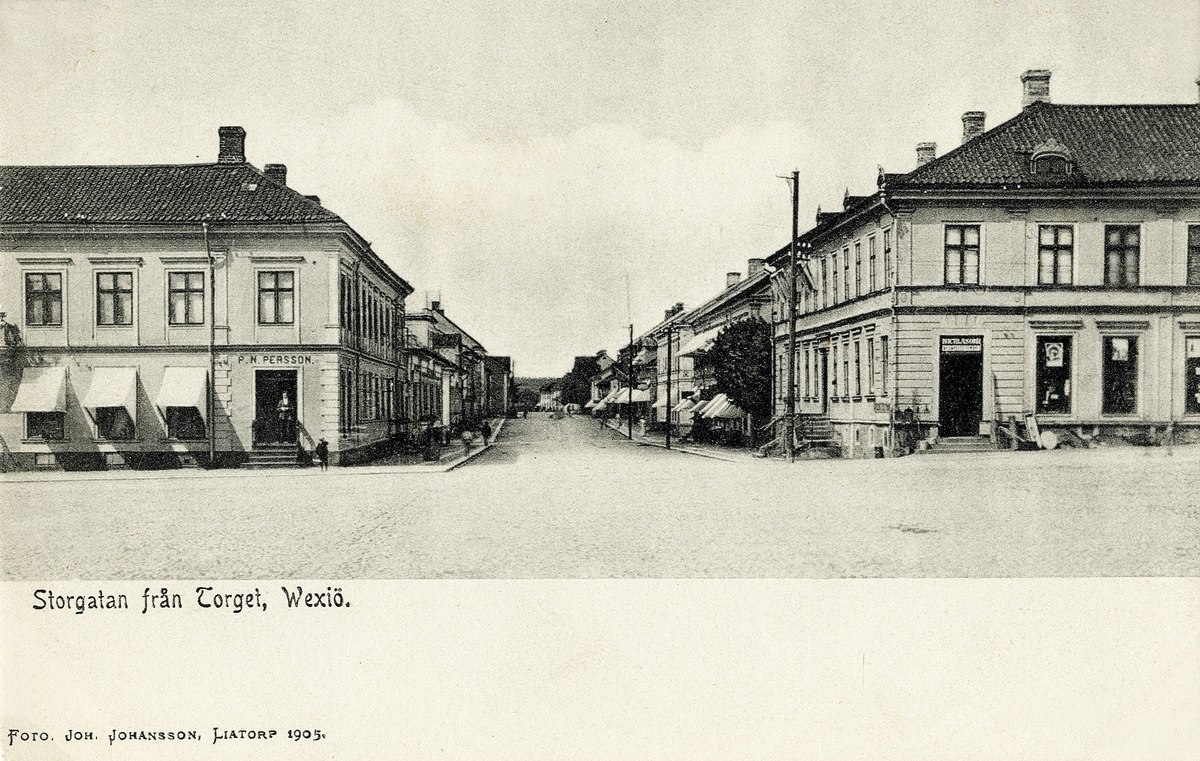 Storgatan från Stortorget, Växjö 1905, med vy västerut. Till vänster syns dåv. P.N. Perssons affär i kvarteret Unaman (Unaman 2) och till höger dåv. Wittlockska fastigheten i kvarteret Sunaman (Sunaman 3).