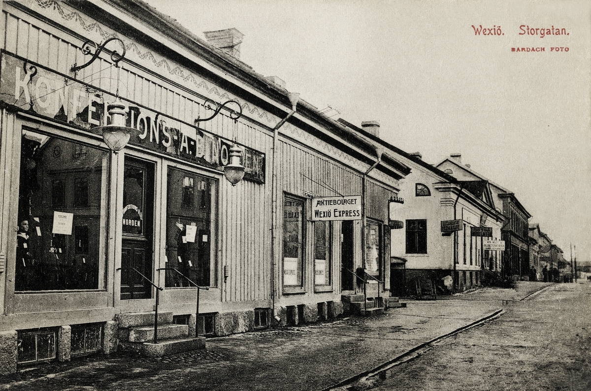 Storgatan, Växjö, tidigt 1900-tal. 
Närmast i bild huset kvarteret Nunnan 3, följt (efter korsningen med Bäckgatan) av husen i kvarteret 
Klostret nr 8 och 7.
