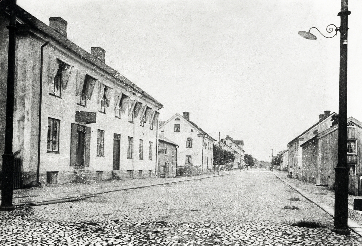 Storgatan, Växjö ca 1885, med blick österut. Till vänster (trol.) husen i kvarteret Tullen, följt av kvarteret Nunnan 
i fjärran. Till höger kvarteret Fries.