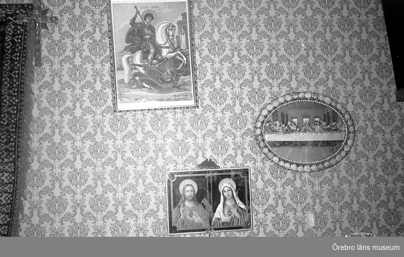 "Folket i Brickebacken"  bostad, interiör, tavlor, bl.a. Jesus och Marias.
Bilden tagen av ungdomar från fritidsgården.