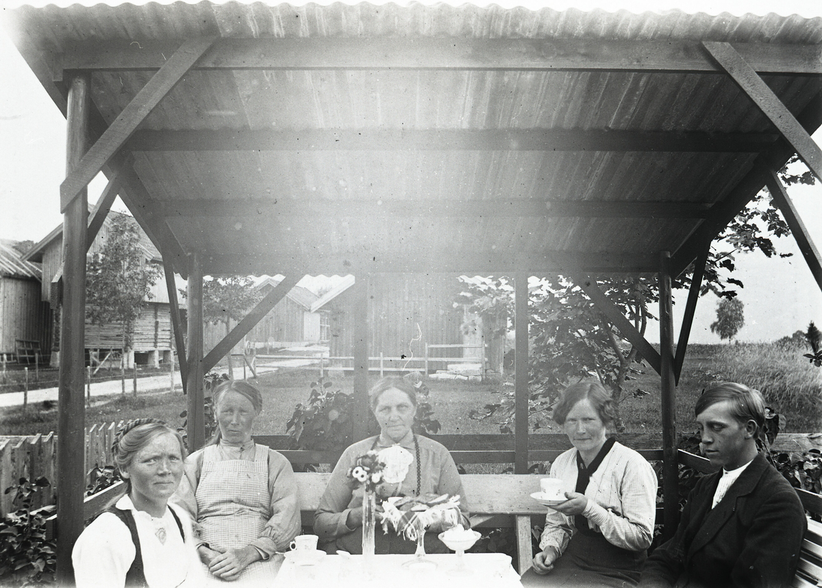 Ettermiddagskaffi i lysthuset på Krossvegen ca. 1912