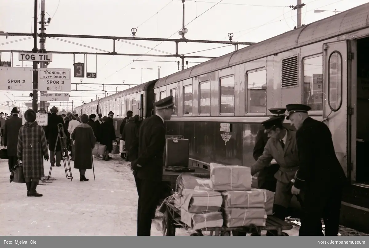 Hurtigtog fra Oslo Ø til Trondheim over Røros, tog 301, på Hamar stasjon. Dette var siste dag det ble benyttet motorvognsett type 88 i dette toget